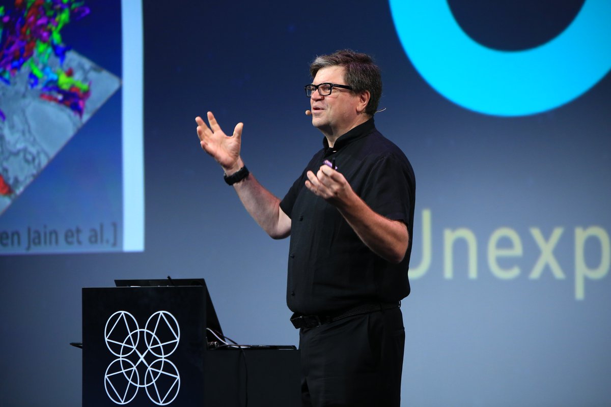 Il faut que la technologie reste inspiré de la biologie : il faut se méfier en copiant la biologie, car ça peut avoir un impact sur le monde <a href="/ylecun/">Yann LeCun</a> #USI2018 <a href="/facebook/">Facebook</a> #IA #Machinelearning