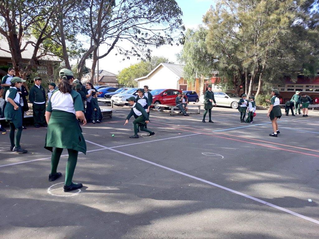 A great start to the handball competition 👌🙃 It was fantastic to see so many S3 students having a go at competing in the knock outs while donating money to the UNICEF charity. S2- it's your turn tomorrow 😁 TY to all teachers <a href="/PsCondell/">CondellParkPS</a> @MissMalak1_2M <a href="/VyThan2/">Vy Than</a> <a href="/amy_dixonn/">Amy Dixon</a>