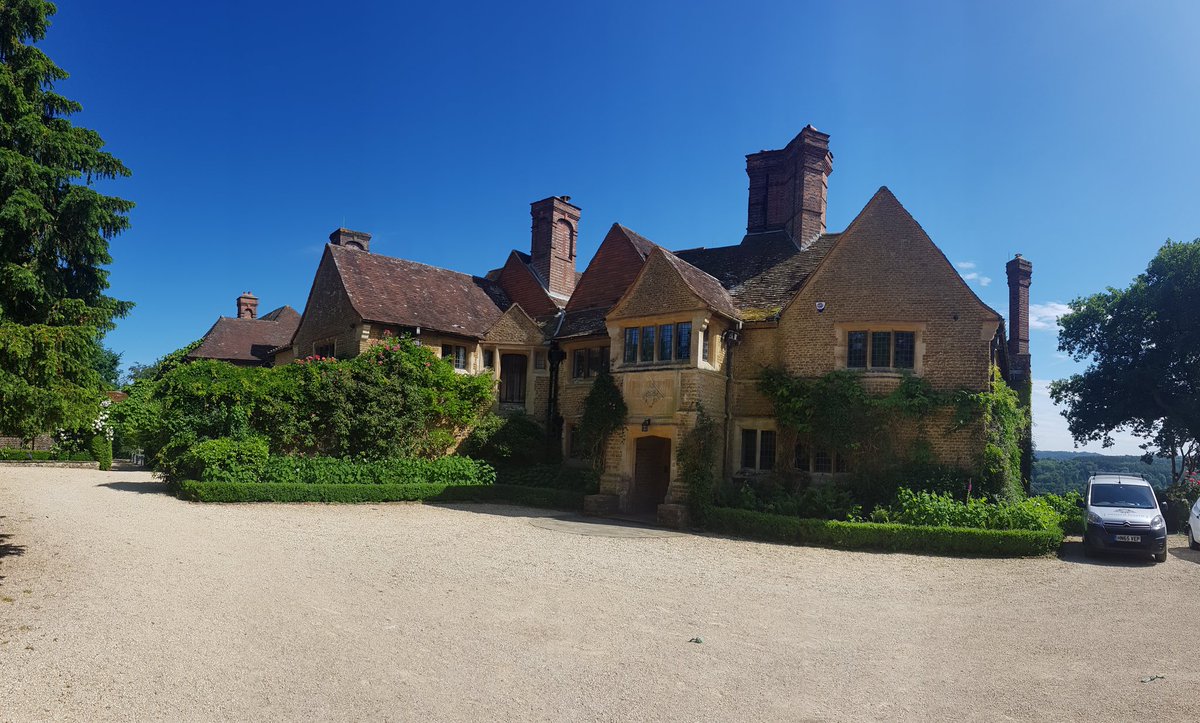 DecoratorAndy's tweet image. Beautiful home in the Surrey hills #masterDecorators andrewpullen.co.uk