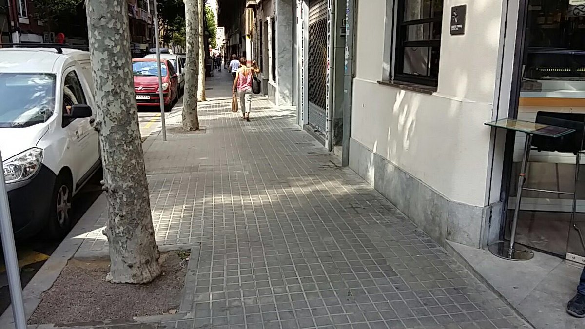 fduranv's tweet photo. Ja tenim la terrassa del mític bar Tapia de #Progrés #Badalona emplaçada al carrer la Lluna, pacificat fa poc. Amb aquest moviment, aconseguim millorar la mobilitat de vianants al carrer Guifré, que queda lliure d’obstacles, i donar encara més vida a la via peatonal.
#CuidemBDN https://t.co/bmvCwf3X65