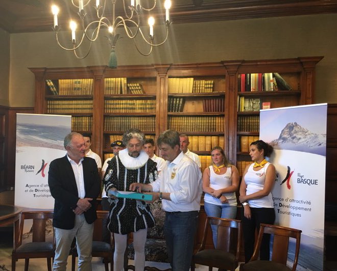 SectionPaloise's tweet photo. Bernard Pontneau signe ce matin une convention de partenariat avec @BearnPyrenees ! La Section sera présente sur la caravane @LeTour pour la promotion de notre beau territoire ! @Ville_Pau @departement64 

#TourDeFrance2018 #TDF2018 #GreenTeamSection https://t.co/2XNN5Ow9Qs