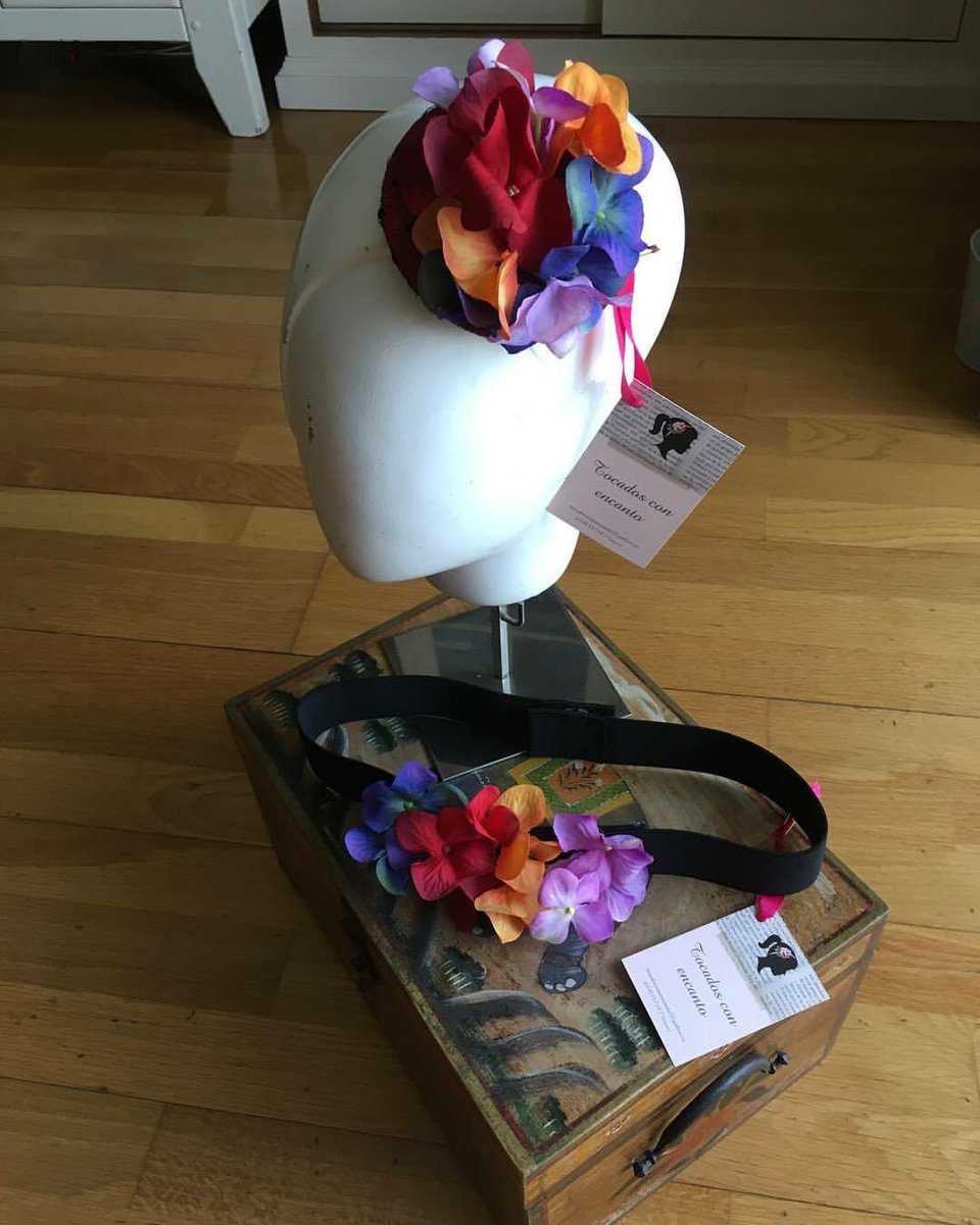 Hola! Que os parece este conjunto de tocado y cinturón? Con hortensias de tela, Rocio creó su diseño desde cero. Con los materiales que tú quieras, del tamaño que más te guste, los colores que necesites... pregúntanos!