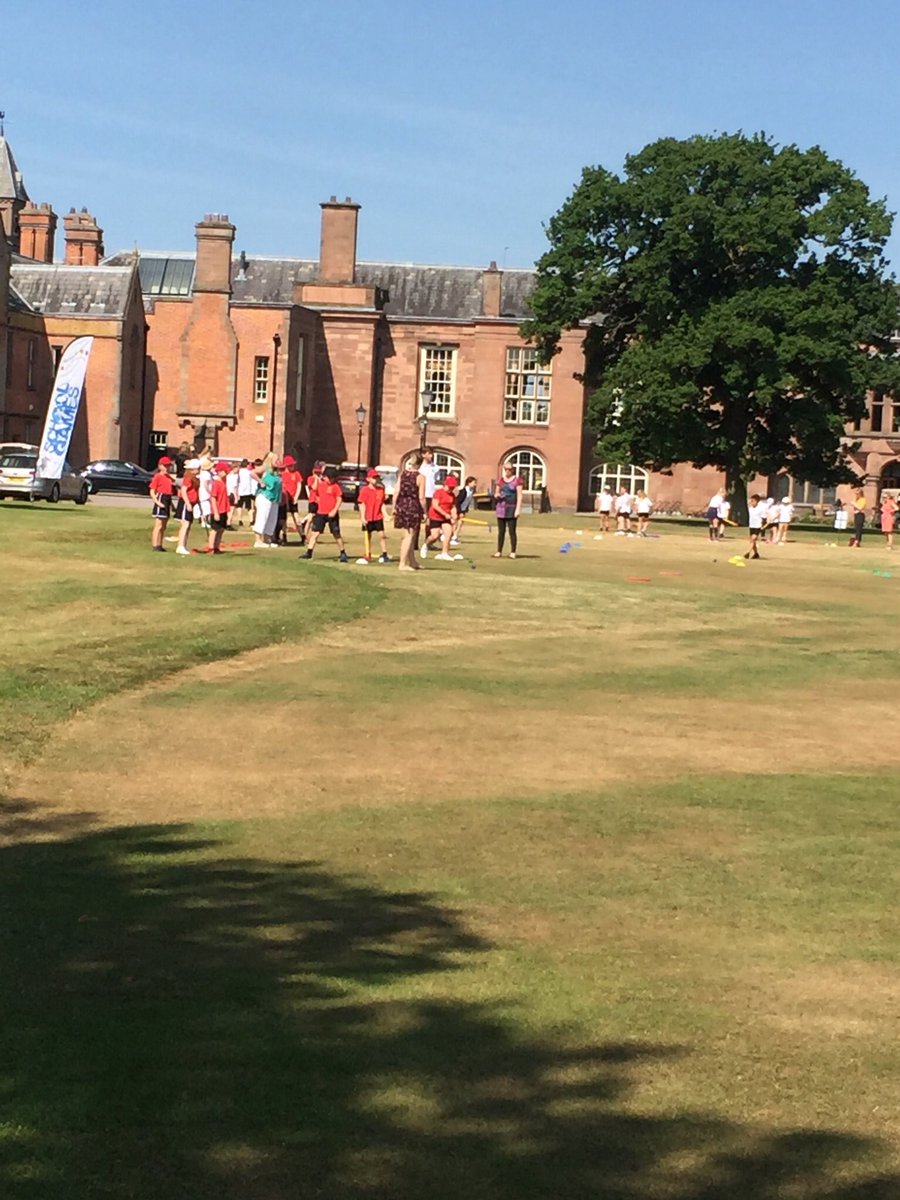 bdgolf1's tweet image. @AbbeyTimes @CheshireGDG 200 Kids at the club this morning and 160 more this afternoon #trigolf #juniorgolf #cheshire #northwich #schools #northwest #competition #rt ⛳️👌👍🏆