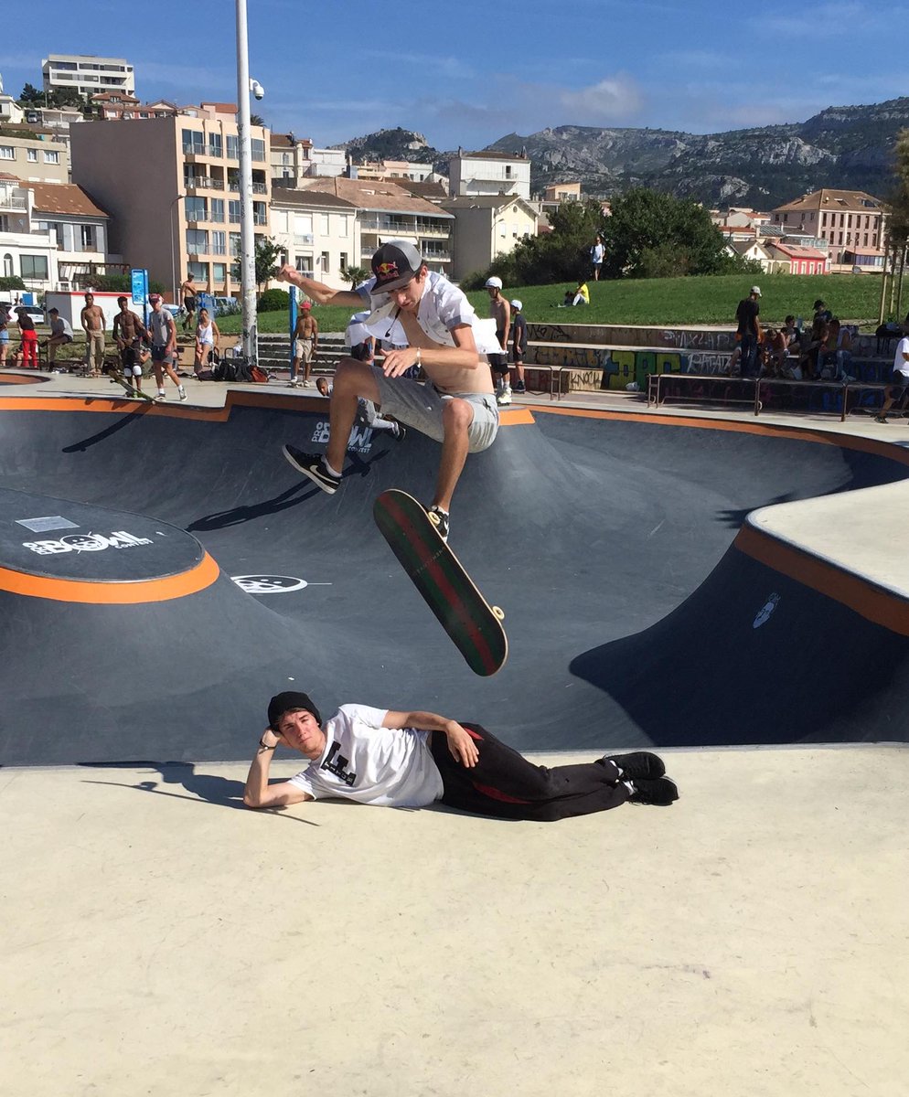 TokasssFamily's tweet photo. heyo ! petit trip au #bowl avec le #skateur ludo et le #bboy nat, de la #tokasss ! donner nous vos avis un montage est en cour !!!

#air #head #headspin #bboying #riding #marseille #france #frensh #StreetArt #hot #summer #break #picture #jump #posey https://t.co/DKWV5tvJu2