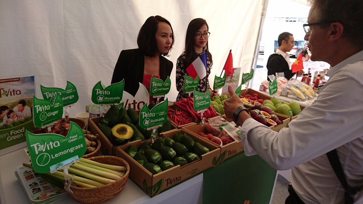elizrodrigues94's tweet photo. Pour un hub à #Hanoï en coopération @marchederungis à Hanoï, par @slayani qui fait la promotion de ce projet à l'occasion de la Semaine des #produits agricoles du Vietnam 2018 au village éphémère #FoodsofVietnam https://t.co/nnXNWuofeC
