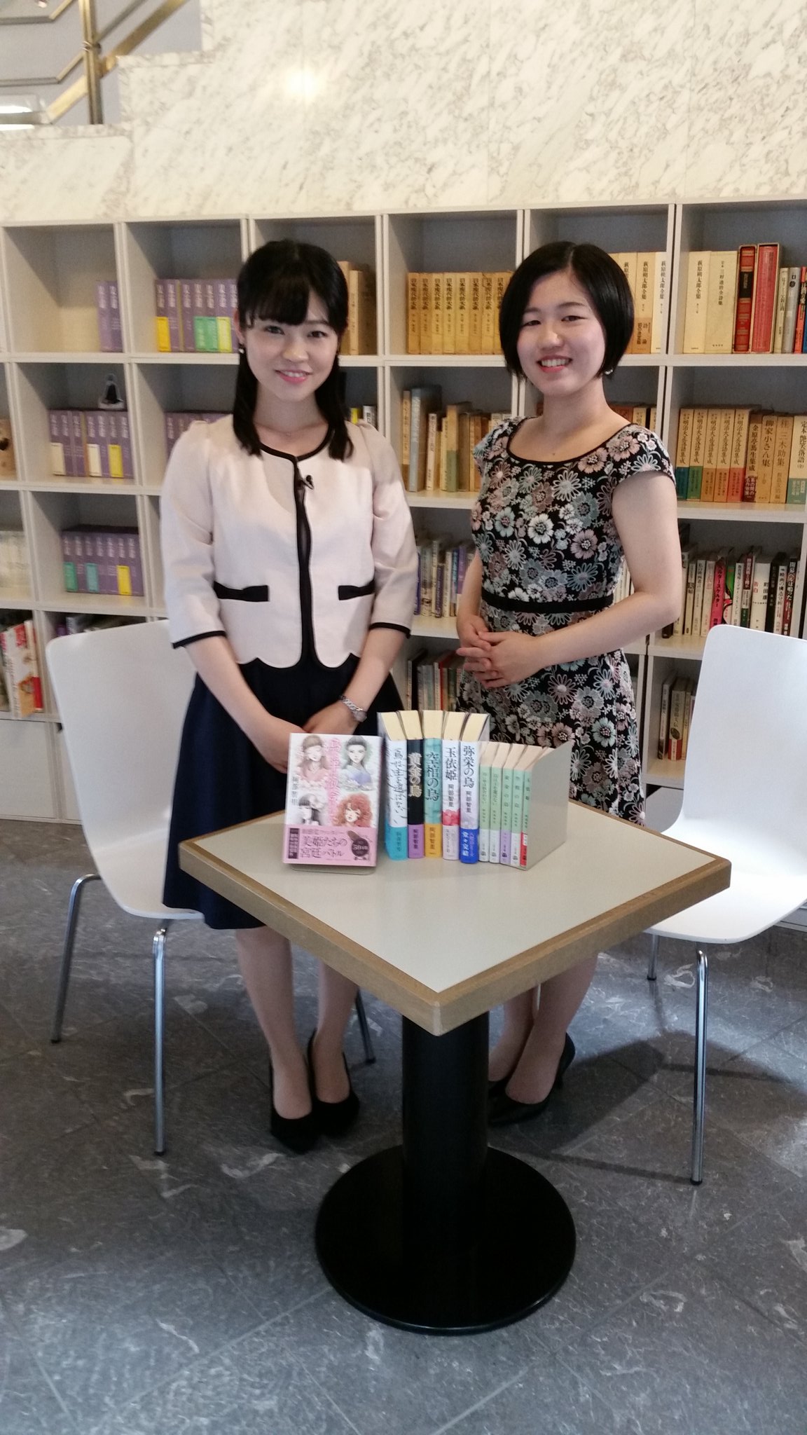 八咫烏の壺 八咫烏シリーズ 本日は阿部智里さんが前橋文学館にてnhk群馬の武田涼花 さんにご取材をいただきました 放送は番組 ほっと群馬640 の7月2日の予定です ちなみに武田さんは阿部さんの高校の後輩 群馬に生まれ育った阿部さんの創作の源流を辿り