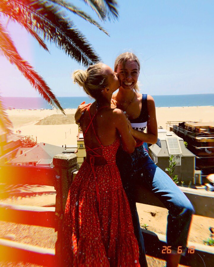 leliaustralia's tweet photo. Edit @lisaandlena #sisters #twins https://t.co/ggnPmDOzWI