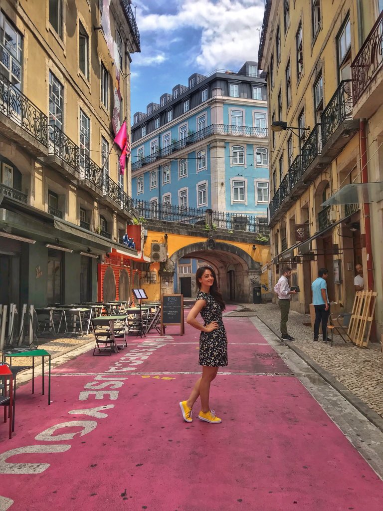 Wanderlust !! ✨
#pinkstreet #literally #thatswhatitscalled #iamnotkidding
#traveldiaries #worklife #portugal #thegirlintheyellowshoes