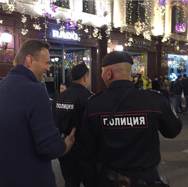 publikatsii_ru's tweet photo. — Лёх, как сегодня вязать будем, ноги, руки, ну в общем как обычно и в автобус?
— Да, и умоляю, только без синяков, мне ещё во Франции на пляжу загорать https://t.co/Vj9pI4kmjn