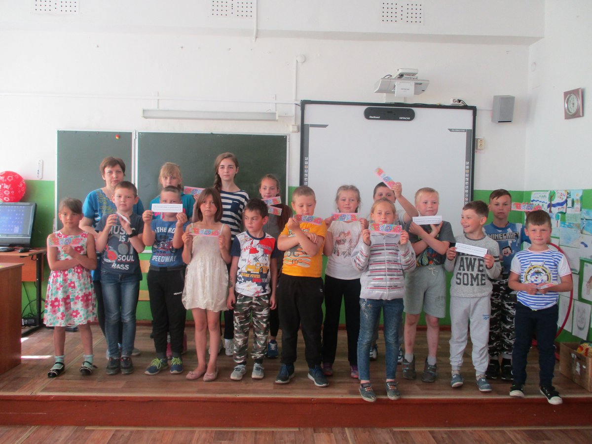 21 июня сотрудники районной библиотеки провели мероприятие "Путешествие в мир цветов" посвященное международному Дню цветов.