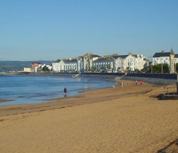 Scoutsscarter's tweet photo. Off for some filming in #Devon with @CallumShepMR to hear the story of a @foodKIND_org @Scouts volunteer - no time to walk along the beach at Exmouth so posting a picture of what we are missing #DaytriptoDevon https://t.co/dUldEpWhvP