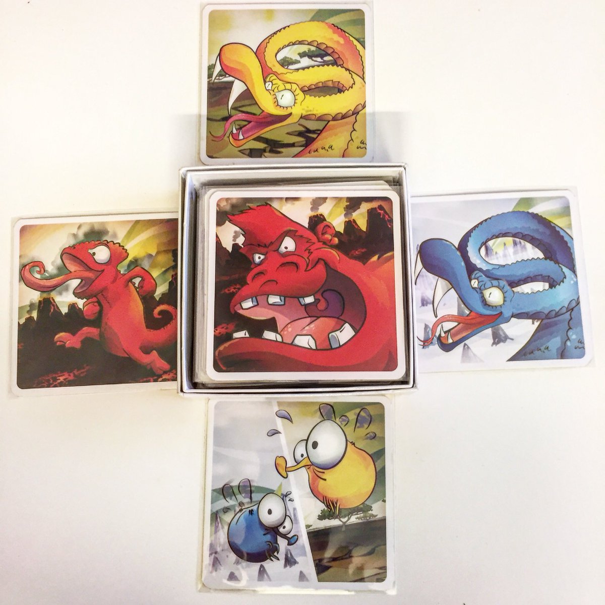 infomoufitxa's tweet photo. Gobb’it és un joc de cartes de velocitat i sobretot d’observació i reflexes. Els jugadors van jugant cartes i en un moment poden ser depredadors i a continuació convertir-se en presa. Només el més ràpid podrà sortir amb vida de la jungla. #moufitxa #jocdecartes #gobbit https://t.co/aj4HU3alfv