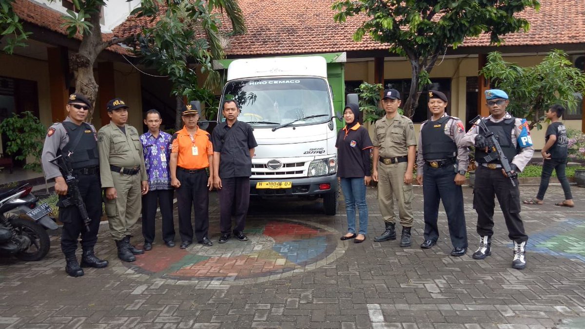 KecGayamsari's tweet photo. Selasa 26/6/2018 Pengawalan Kotak Suara ke TPS - TPS di Kelurahan @KecGayamsari https://t.co/x5K9C5rTTw