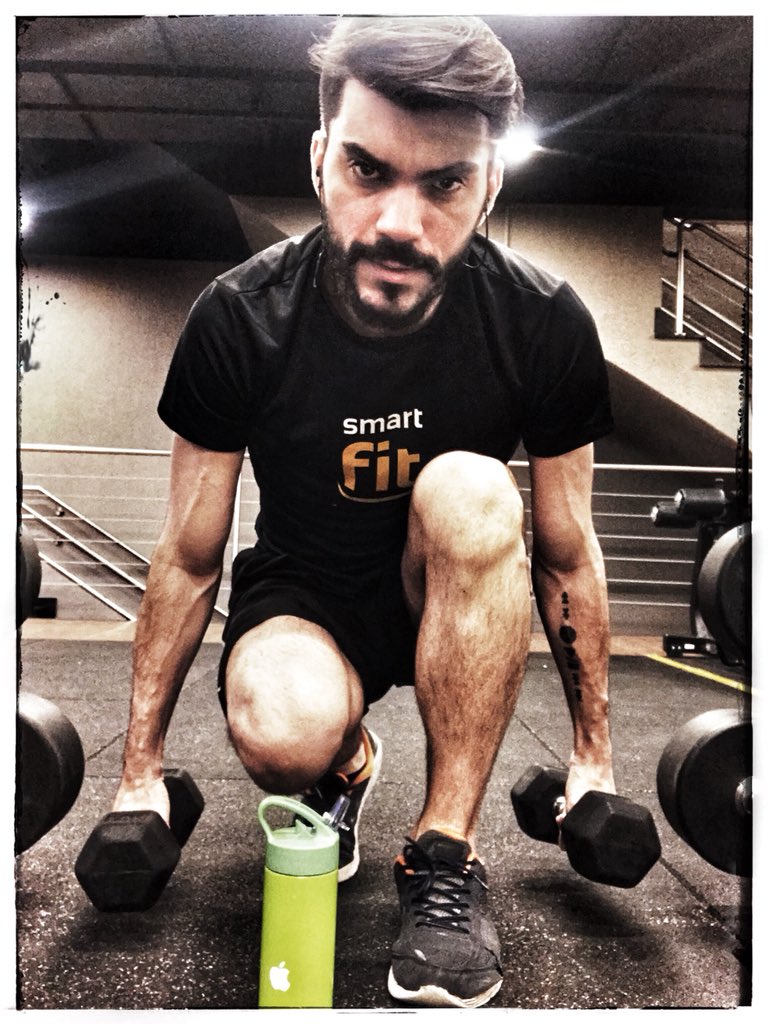 djSparapane's tweet photo. Hoje o dia foi #produtivo. E bora fazer mais um #treino pra finalizar o dia de hoje... ou seria começar o novo dia? Rsrsrs 

#palestra #fit #fitness #smartfit #feitocomiphone #darkroom #snapseed #apple #alba #academia #model https://t.co/Bz29CMRqxK