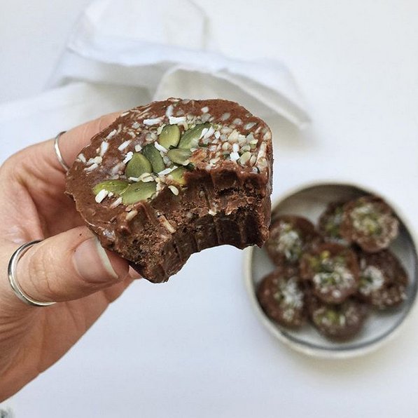 RAWHealthUK's tweet photo. These gluten, dairy & sugar free #FudgeBites from @nourishwithjass can be made with our #AlmondButter , #ExtraVirginCoconutOil , #Raw #Cacoa & a pinch of seasalt. Sprinkle with #chia or pumpkin seeds & keep in the freezer for when hunger hits! #justaddraw
https://t.co/WhXVrLChjz https://t.co/hkuqnzxwpF