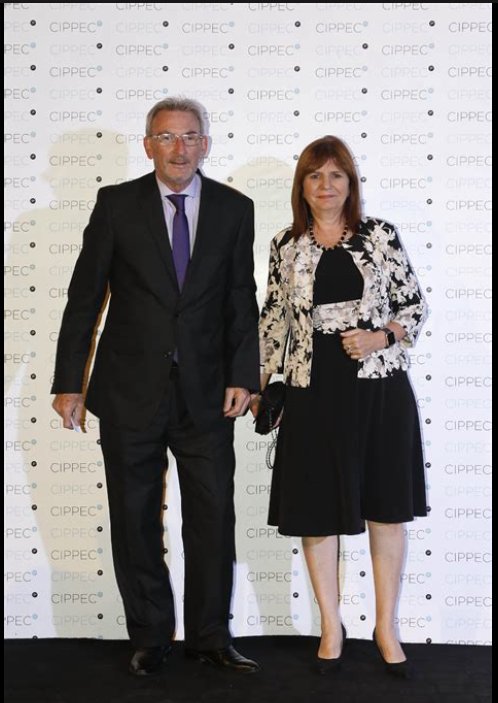 sanlil4's tweet photo. @MAW9110 @NailinMyHead Cual de los dos tomará más?el socio de #Avruj ,#GuilleYanco o su Patita? Sosteneme q me caigo 🤣🤣🤣🤣 https://t.co/DhceAGNDa3