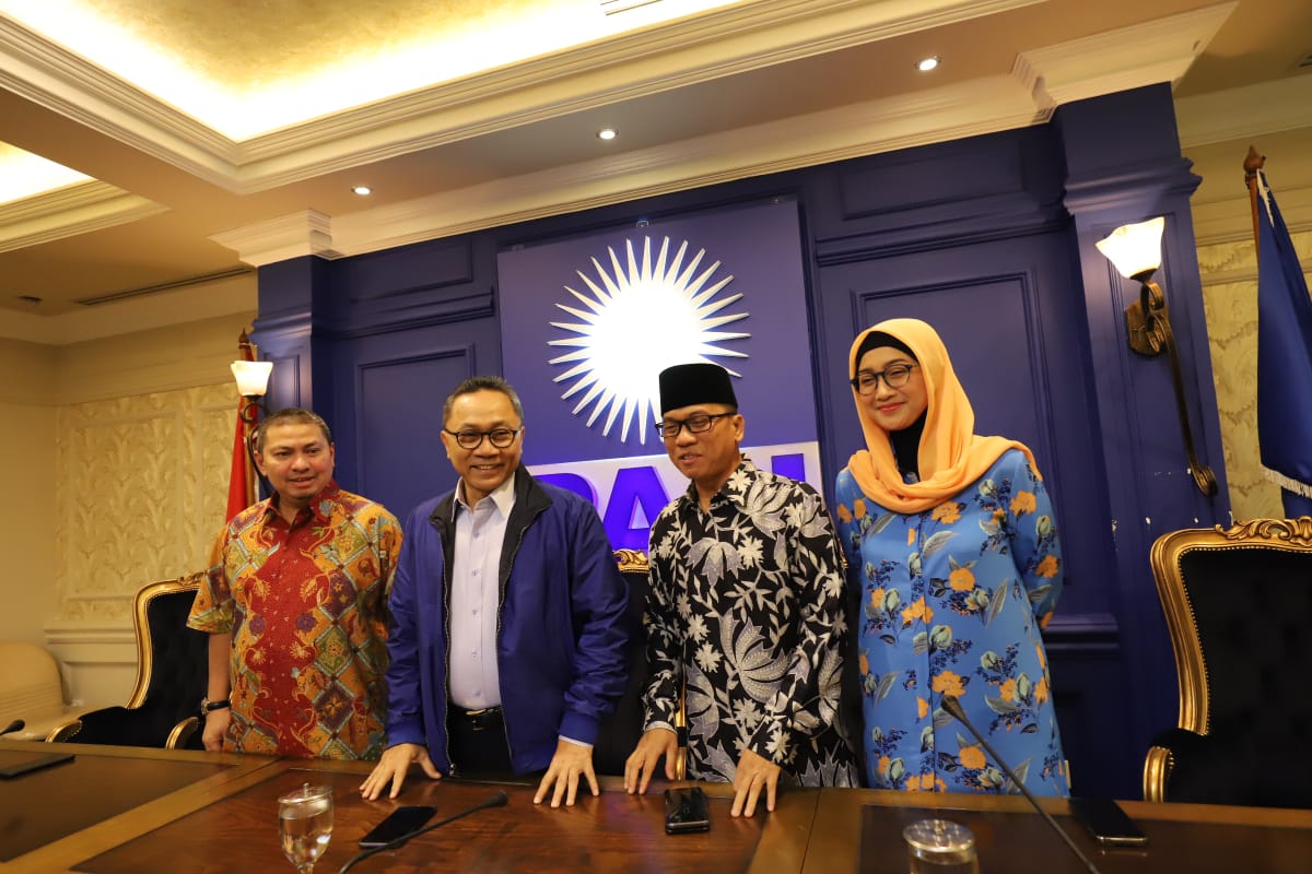 Official_PAN's tweet photo. Tak hanya itu, Ketua Umum PAN @ZUL_Hasan juga menginstruksikan seluruh Anggota DPR Pusat, DPRD Provinsi dan DPRD Kabupaten untuk turun langsung mengawal pemenangan kandidat yang diusung PAN.
#PilkadaSerentak2018
#PAN12ebutKemenangan
@MulfachriH @yandri_ys @Fraksi_PAN https://t.co/i1OwTIGKpq