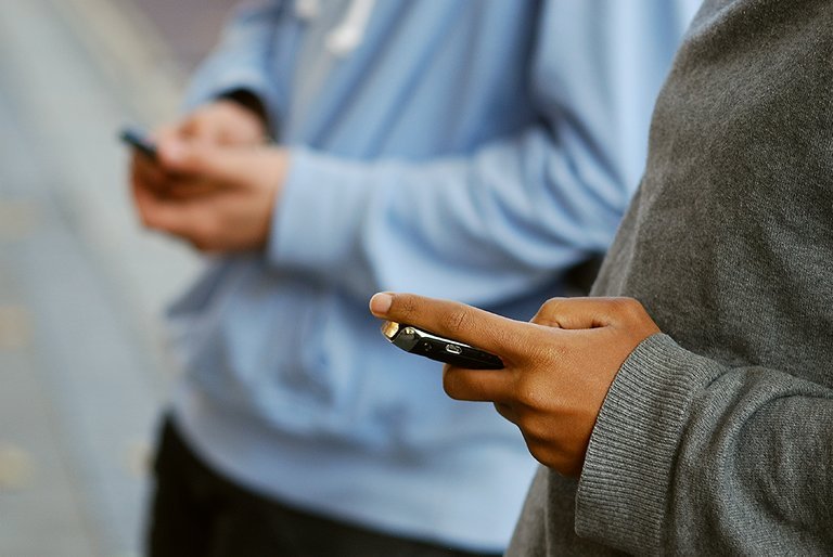 ServicioPAD's tweet photo. ¿Cómo podemos prevenir? Limitar el uso del #móvil durante los momentos familiares y con amigos; dejarlo a cargar fuera del dormitorio y no utilizarlo como despertador; no tener el móvil en la mesa durante las comidas o cenas; proponer planes de ocio alternativo a quedarse en casa https://t.co/6f2r3bAinY