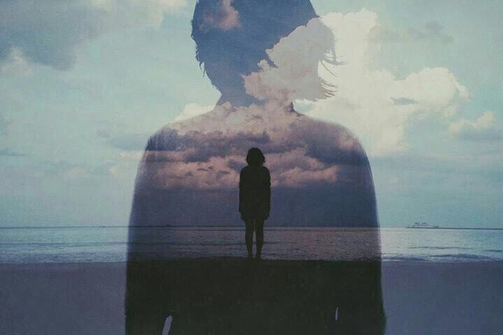 مهما بلغت قوة شخصيتك .. هناك دائمآ ..  شخص يمكن أن يجعلك ضعيفآ أمامه.. ليس ذلآ وﻻ خوفآ..  إنما هي مكانة راقية في قلبك يستحقها.