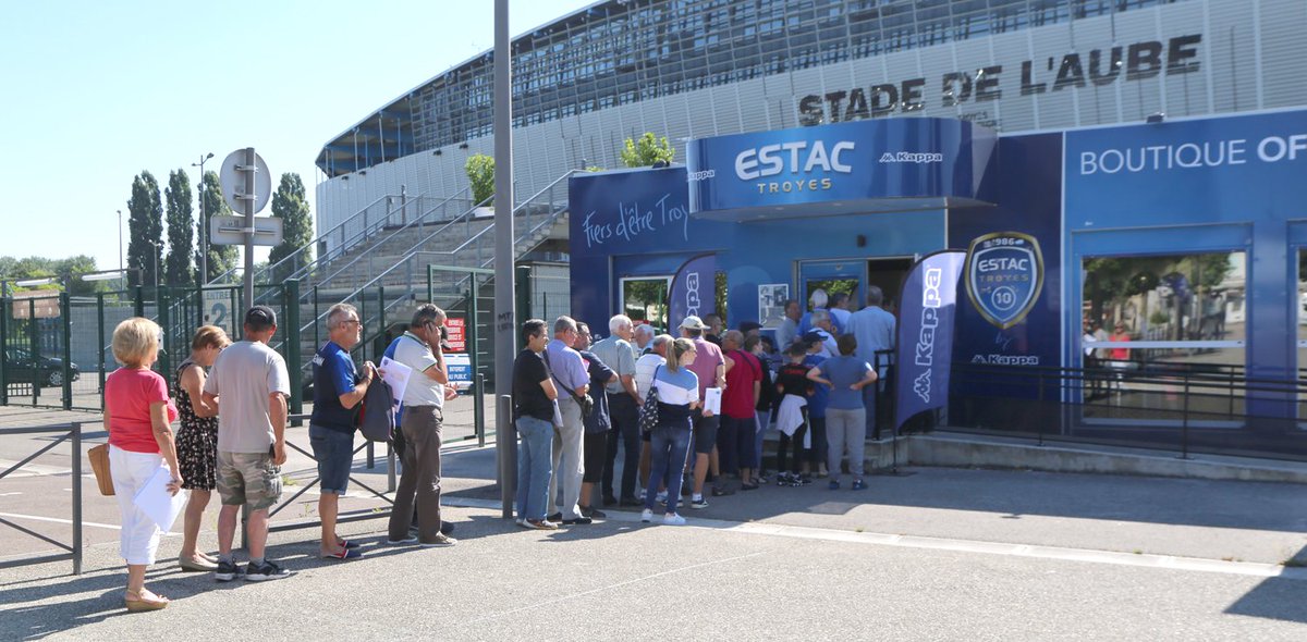 estac_officiel's tweet photo. [#AboEstac] La campagne d'abonnement est lancée et les premiers abonnés sont déjà en possession de leur carte pour la saison 2018-2019 ! 🙂 https://t.co/kn5jPmZCm4