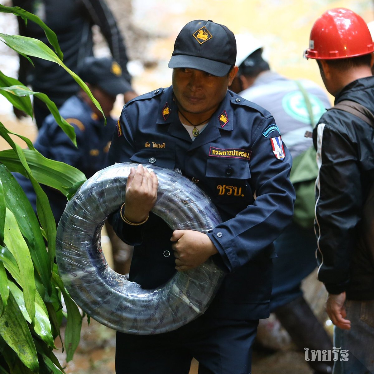 Thairath_News's tweet photo. เจ้าหน้าที่ทุกภาคส่วน ช่วยกันนำสายไฟขนาดความยาว 1,000 เมตร ลากเข้าไปในถ้ำหลวง-ขุนน้ำนางนอน เพื่อใช้ปั่นไฟให้ความสว่าง และเครื่องสูบน้ำตามจุดที่น้ำท่วมในถ้ำ ท่ามกลางสายฝนที่ตกลงมาอย่างต่อเนื่อง #พาทีมหมูป่ากลับบ้าน #ถ้ำหลวง #ไทยรัฐ https://t.co/Bc1cKTSKm7