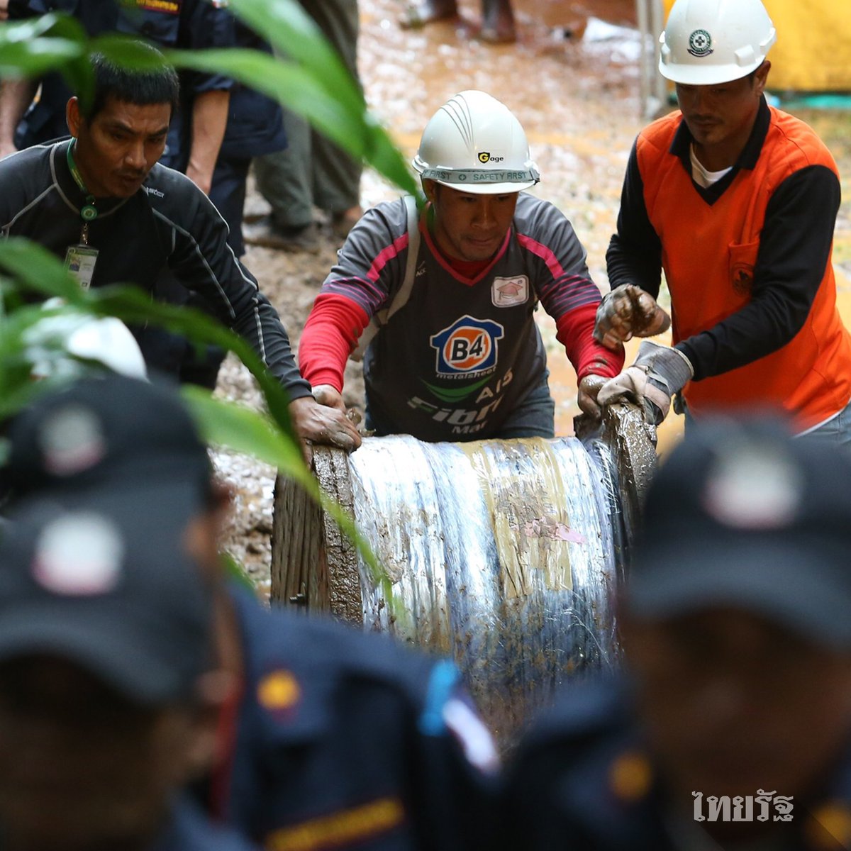 Thairath_News's tweet photo. เจ้าหน้าที่ทุกภาคส่วน ช่วยกันนำสายไฟขนาดความยาว 1,000 เมตร ลากเข้าไปในถ้ำหลวง-ขุนน้ำนางนอน เพื่อใช้ปั่นไฟให้ความสว่าง และเครื่องสูบน้ำตามจุดที่น้ำท่วมในถ้ำ ท่ามกลางสายฝนที่ตกลงมาอย่างต่อเนื่อง #พาทีมหมูป่ากลับบ้าน #ถ้ำหลวง #ไทยรัฐ https://t.co/Bc1cKTSKm7