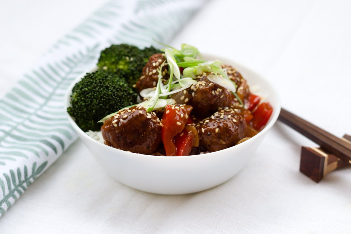 Ataborman's tweet image. Dessa sötsura köttbullar är riktigt goda att servera som på bilden, som huvudrätt med t.ex. nykokt vitt ris och ångkokta broccolifloretter, men de är också jättegoda att servera på tandpetare som förrätts-snacks eller drinktilltugg. ow.ly/ramQ30kFiKd #recept #foodporn