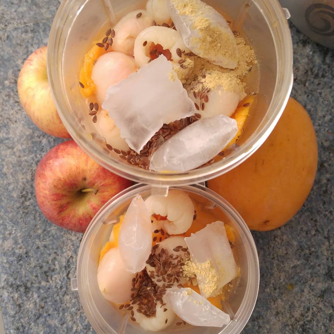 BUIPauline1's tweet photo. #recette de #smoothie du jour 👉 1 mangue &amp;demie, 2 pommes rouges Gala &amp; #pinklady 8 litchis, 4 cuillères à soupe de jus de citron, 1 pincée de gingembre en poudre, 1 cuillère à café de graines de lin, de l'eau &amp;des glaçons pour la fraîcheur 😀👍❄🌈 #mangerdesfruits #mangersain https://t.co/gSxi7RCAtz
