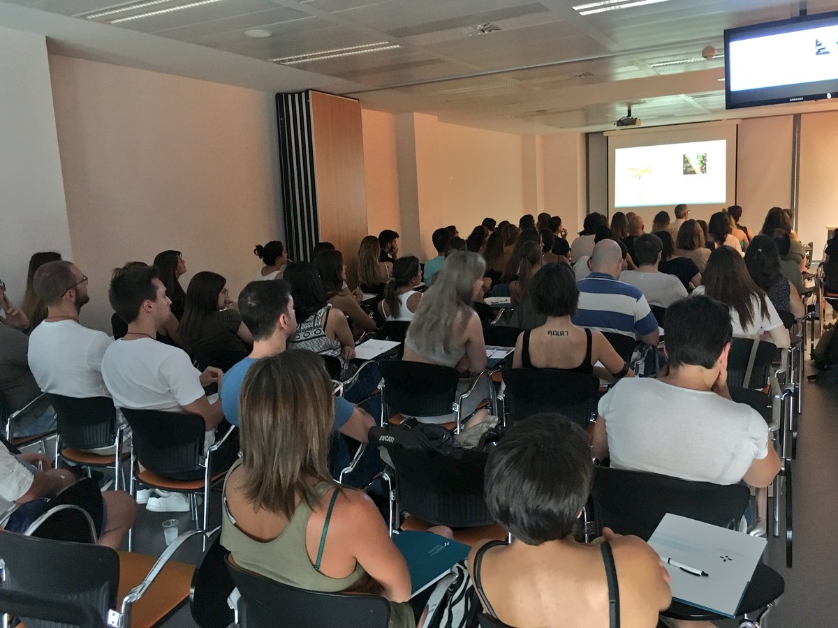 COIBarcelona's tweet photo. Sala plena a l’#EmergencyReview on estem coneixent l’#helitransport sanitari i la funció que desenvolupen les infermeres de l’aire https://t.co/Yv8V33WaY9
