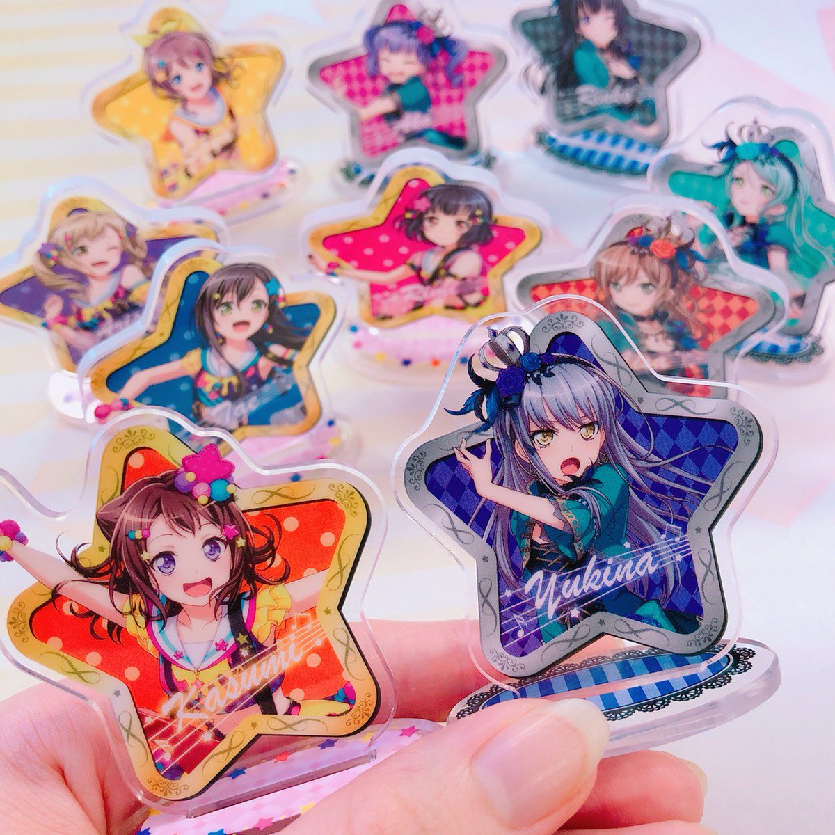 ブシロードクリエイティブ公式 Sur Twitter 好評発売中 バンドリ ガールズバンド パーティ より Poppin Party と Roselia の可愛いプチアクリルスタンドが全国のカプセルトイにて発売中です 星の形とバンド 衣装に身を包んだメンバーが可愛いですね ブシロードクリエイティブ公式 Sur Twitter 好評発売中 バンドリ ガールズバンド パーティ より Poppin Party と Roselia の可愛いプチアクリルスタンドが全国のカプセルトイにて発売中です 星の形とバンド 衣装に身を包んだメンバーが可愛いですね