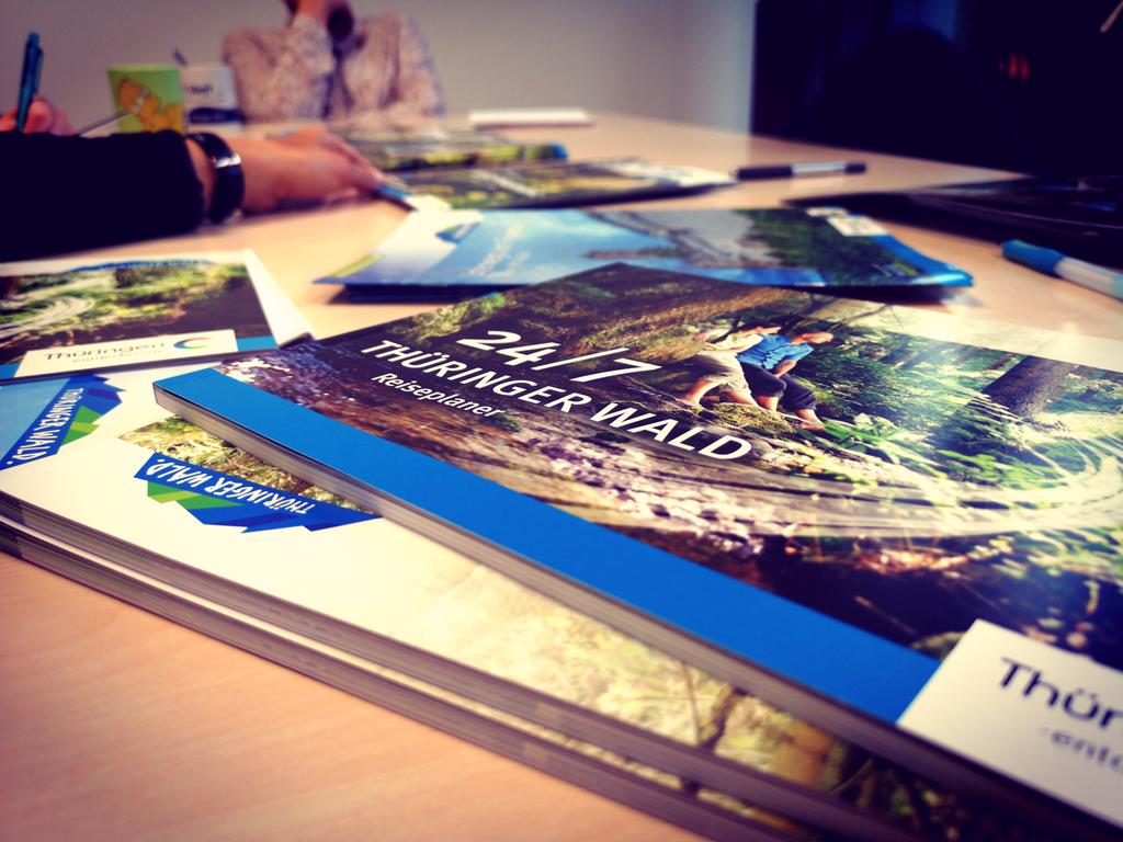 #Print 📖 oder #Web 🌐 ?
Ist der klassische #Reiseplaner als gedruckter #Katalog überholt? Wir diskutieren mal über drüber... Was sagt unsere neue #Produktmarkenstrategie dazu? 
#deinthüringen #thüringerwald