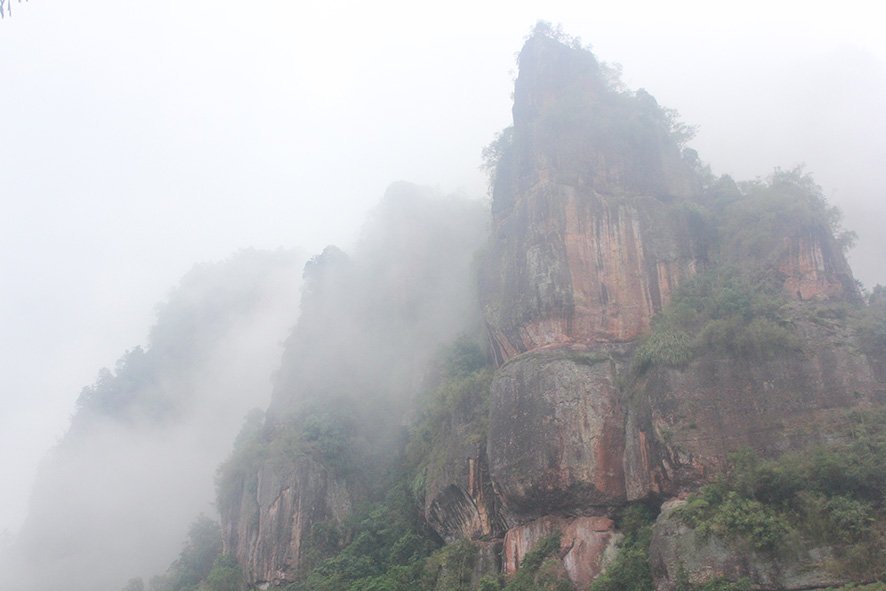 Pemandangan pagi di lembah Harau. Tebing merah berbalut kabut. Berkesan mistis, angkuh, dingin namun indah #lembahharau