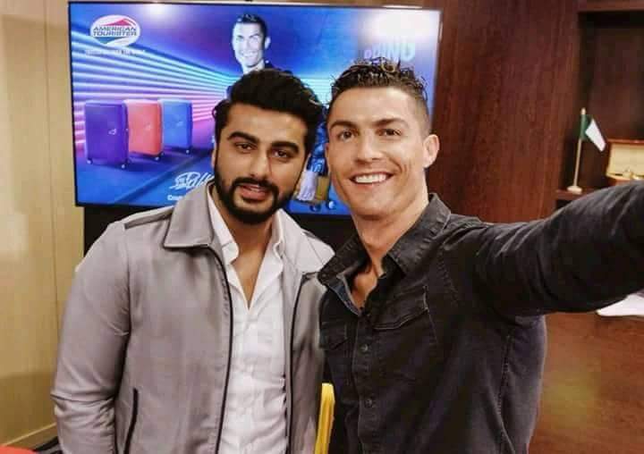 Happy birthday MEGASTAR SIR

Arjun Kapoor with his fan  