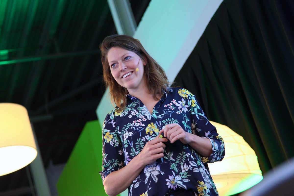Onze dag voorzitter <a href="/ErikaKrone/">Erika Krone</a> start de dag op. Daarna volgt onze spreker #Rosanne Warmerdam met inspirerend verhaal #Livinglifelab #secretaresse  #balans #rust #flexibel #Voscongres2018