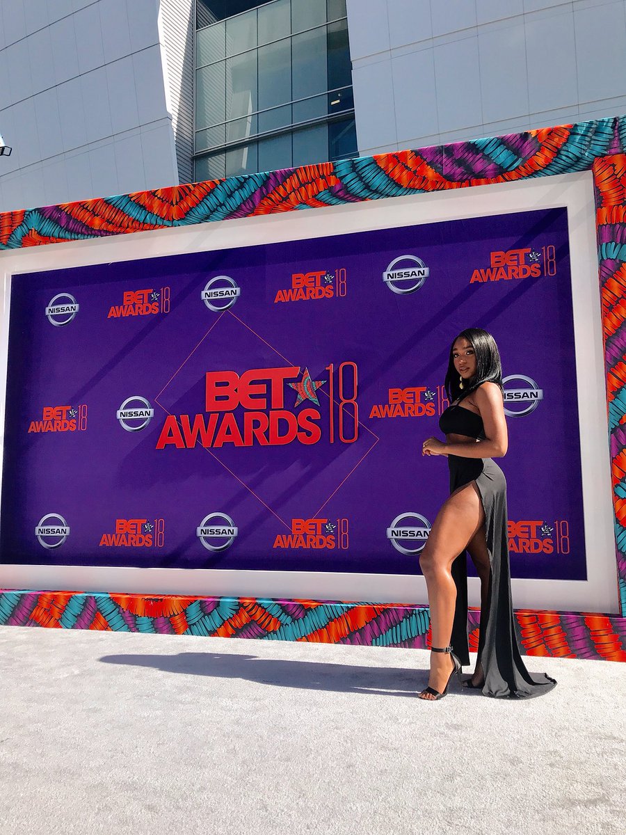 BlairCaldwell's tweet image. Couldn’t let these go to waste, I snuck on the red carpet and took this with my iPhone 🤷🏽‍♂️ #normani first #BETAward2018