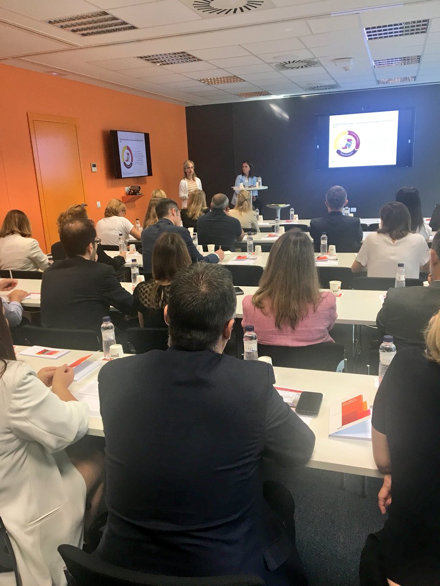 AnnaForastier's tweet photo. Abordamos con los inspectores de trabajo el caso de Amazon Mechanical Turk, plataforma de crowdsourcing que microtrocea la petición de tareas que aún no pueden realizar la inteligencia artificial y han de hacerlas personas:caso de los traductores
#ClubRRHHPwC @PwC_Spain Barcelons https://t.co/38gghozGZV