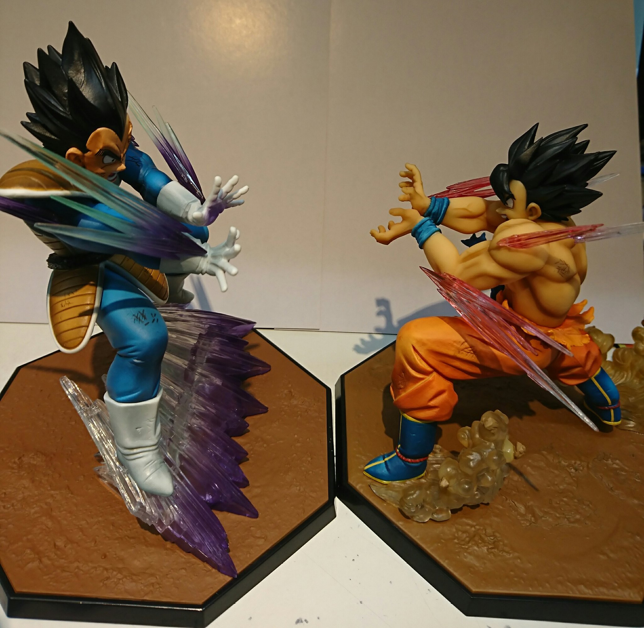 駿河屋秋葉原駅前店 ドラゴンボール フィギュア大量入荷 オススメはサイヤ人襲来編のベジータのギャリック砲と悟空のかめはめ波の撃ち合うシーンのフィギュアでしょうか 他にもピッコロさんの魔貫光殺砲やフリーザ様を一刀両断した未来トランクスも
