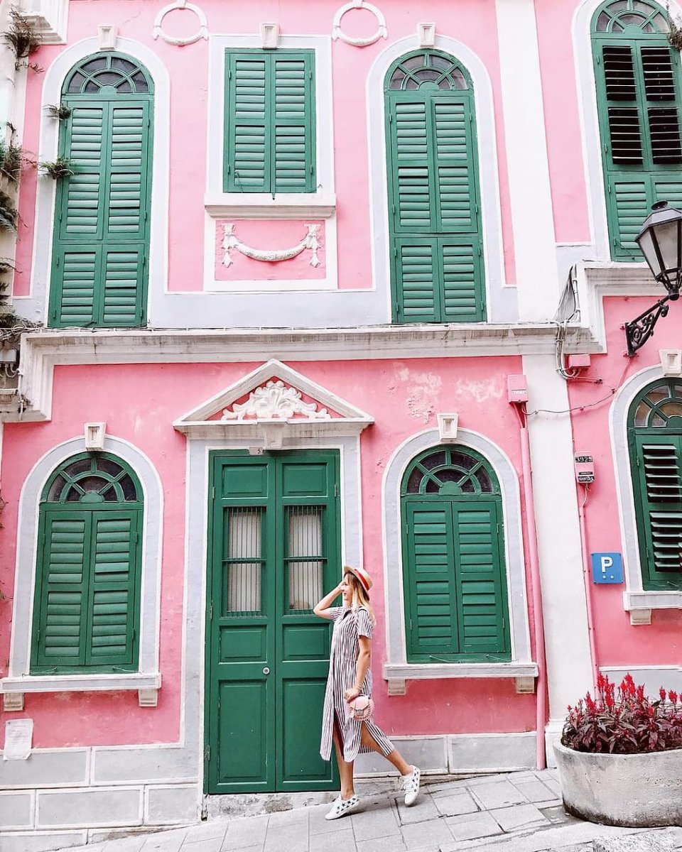 Bangunan-bangunan yang instagram-able seperti ini akan kamu temukan di Macao! Di mana spot favorit yang menurut kamu paling instagram-able di Macao? 
Thank you <a href="/sonchicc/">F.S.D</a> (on instagram) for this gorgeous photo! 💖

#ExperienceMacaoYourOwnStyle #MomentForMacao  #JelajahMacao