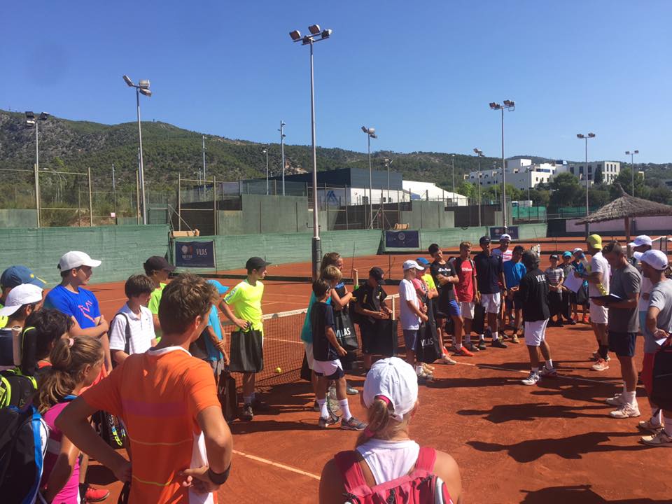Are you planning some unforgettable tennis holidays for you or your children? Take a look at the different and complete tennis programs that we have for you at #VilasTennisAcademy! 👉 ow.ly/vLhv30jUtPG #tennis #holidays #Mallorca #programs #training