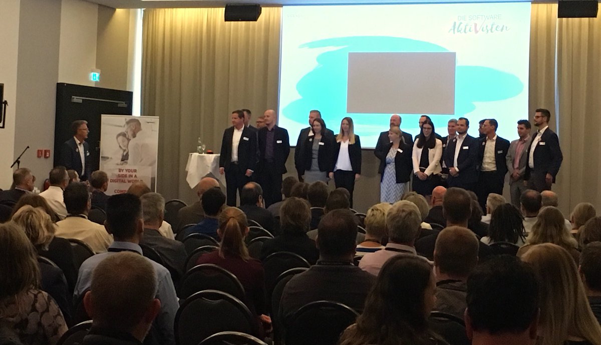 MenzKatrin1's tweet photo. Herzliche Grüße von den #softwareaktivisten auf der 10. #comparex_de #licensa2018 - heute in Stuttgart! Branchen-Experten berichten aus der Praxis! Sichern Sie sich den nächsten Termin in Köln ⏩ https://t.co/aZ0R17RTRv https://t.co/A6WmNmkKyy