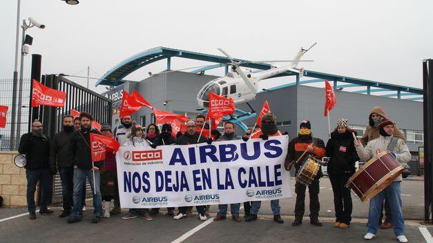 Hoy la plantilla de <a href="/Airbus/">Airbus</a> da ejemplo de cómo tiene que plantearse la lucha sindical, llevando a término la consigna “si nos tocan a uno, nos tocan a todos”. ¡Adelante compañeros! #BarceReadmisión #ReadmisiónDeLos14 #AirbusDespideEnfermos