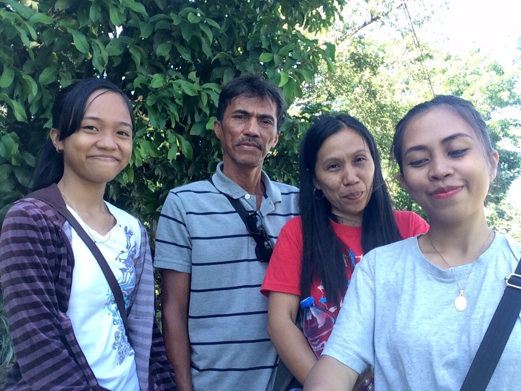 irishMhek's tweet photo. A family that groupie together stay's forever! ♥️💕😍 https://t.co/5Z9up3s2KD