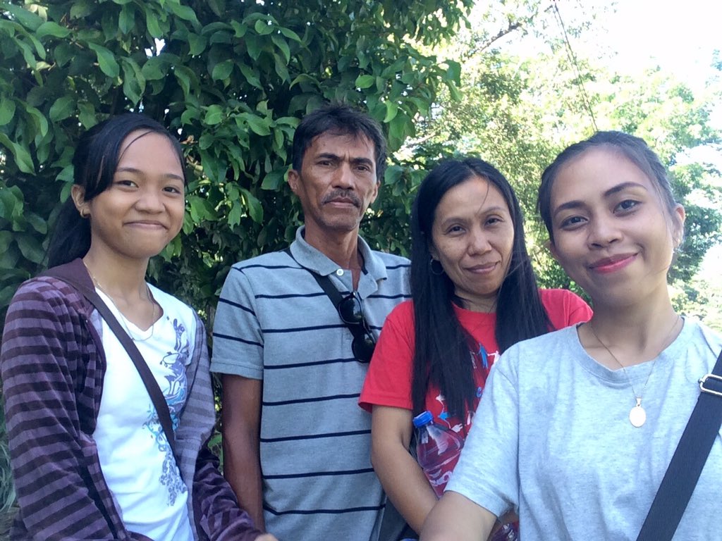 irishMhek's tweet photo. A family that groupie together stay's forever! ♥️💕😍 https://t.co/5Z9up3s2KD