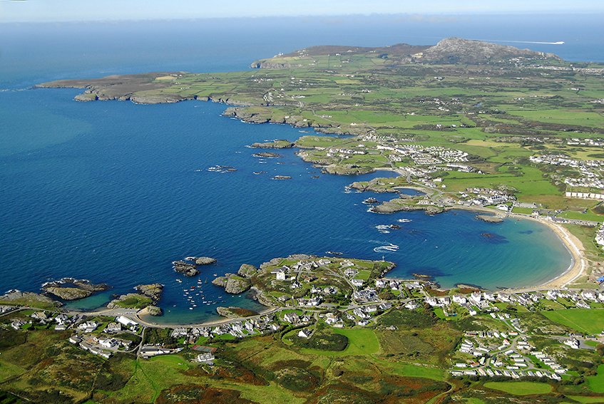 So if you loved swimrunning around #Llanberis and Llyn Padarn how about another splendid Welsh #Swimrun venue on the coast go Holy Island, #Anglesey? Our 18km Love SwimRun Holy Island route takes in this stunning coastline with 6 runs and 5 sea swims. loveswimrun.co.uk/swimrunholyisl…