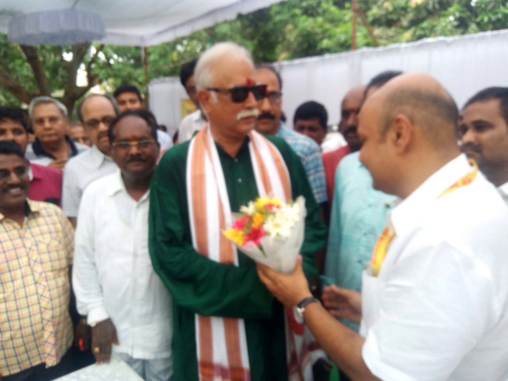 rsujaykrishna's tweet photo. 🔸కేంద్ర మాజీమంత్రి వర్యులు విజయనగరం ఎమ్.పి, టిడిపి సీనియర్ నేత పూసపాటి.అశోక్ గజపతిరాజు గారికి పుట్టినరోజు శుభాకాంక్షలు తెలియజేసిన మంత్రి సుజయ్ కృష్ణ.
ఆశోక్ గారి బంగ్లాలో ముఖ్యమంత్రి చంద్రబాబు గారితో వీడియో కాన్ఫెరెన్సు. హాజరైన మంత్రి వర్యులు సుజయ్ కృష్ణ &amp;పార్టీ ఇంచార్జిలు. https://t.co/DwoRpcoTci