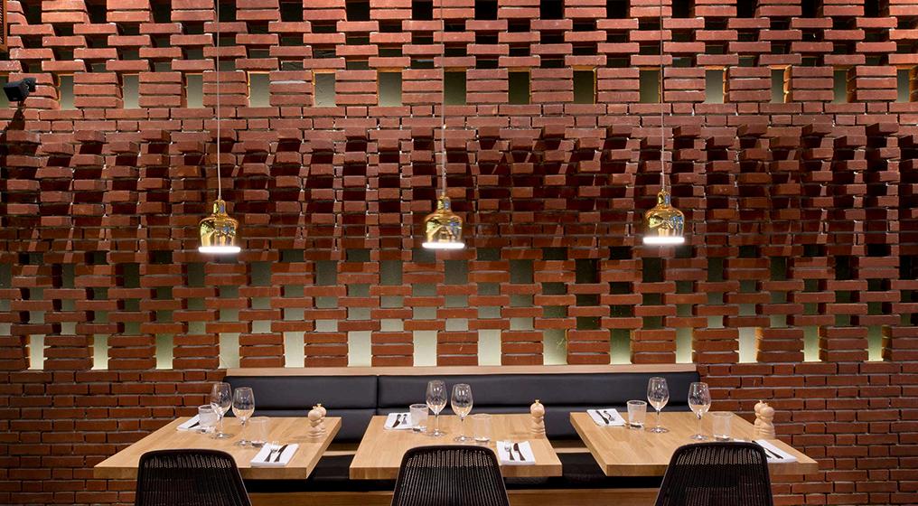 Het restaurant Colonel in Brussel, België heeft een opvallend interieur van rode bakstenen die op een speciale manier zijn gemetseld. ow.ly/OgsS30jUeKU