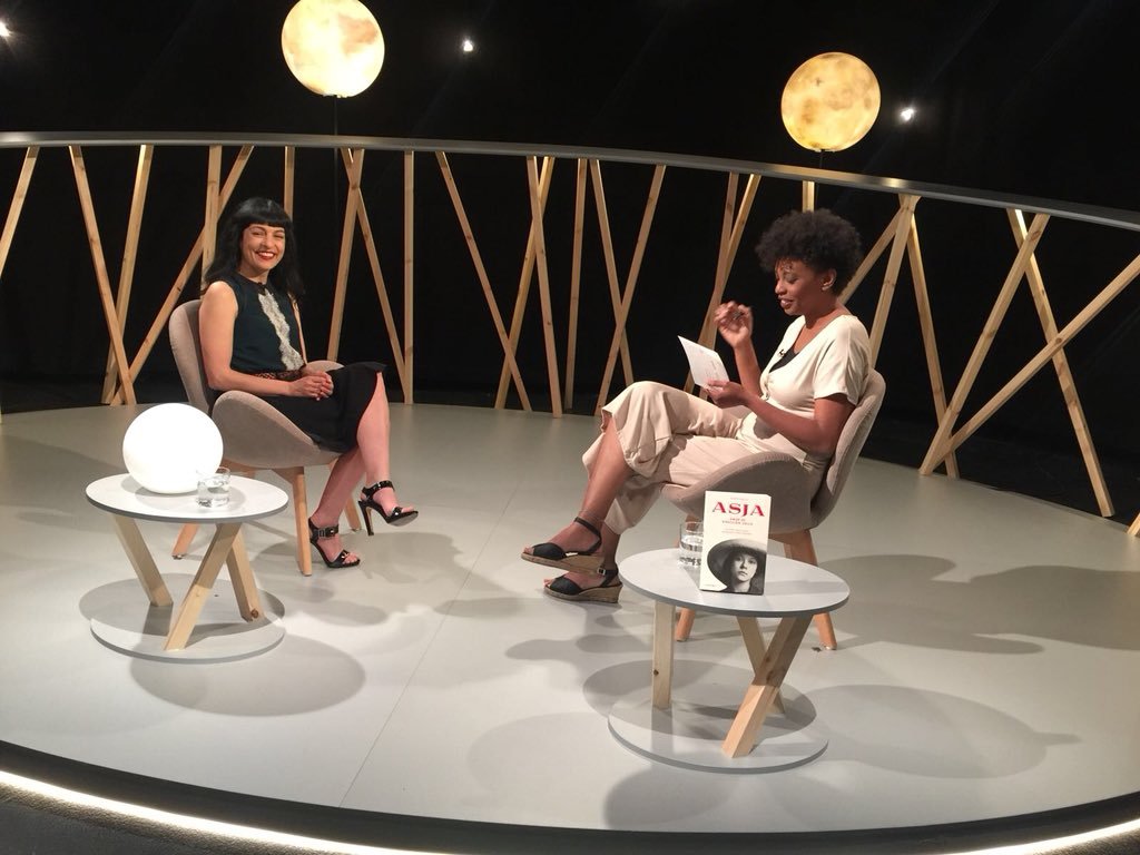 📺 En 10 minuts a <a href="/beteve/">betevé</a>!

Al programa <a href="/terricolesbtv/">Terrícoles</a>, la <a href="/TaniaSafuraAdam/">Tania Adam</a> entrevista a l’escriptora <a href="/roseramills/">Roser Amills</a>, que ens parla d'Asja Lacis, una dona valenta, supervivent dels gulags russos i amant de Walter Benjamin, protagonista de la novel·la "Asja. Amor de dirección única"