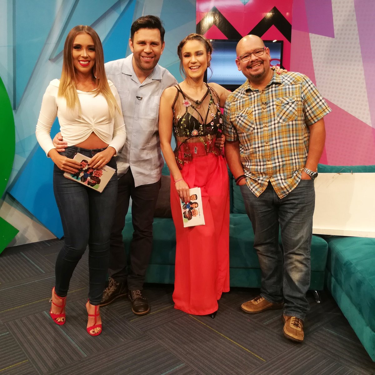 Al aire por Canal 33 Quiúbole Magazine.