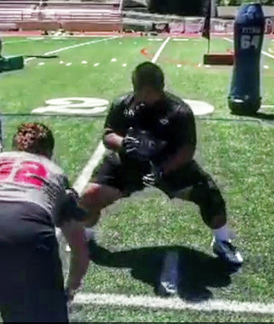 ValeleiI's tweet photo. "first step has to be fast, be patient. Stay squared with him .Wait till he makes a move, than shoot your hands n keep your feet buzzin" - coach Ulu 🍴O-Line Tips🏈 #All4God 🙏🏽✨💯✊🏽 https://t.co/qA5oWaEW3f