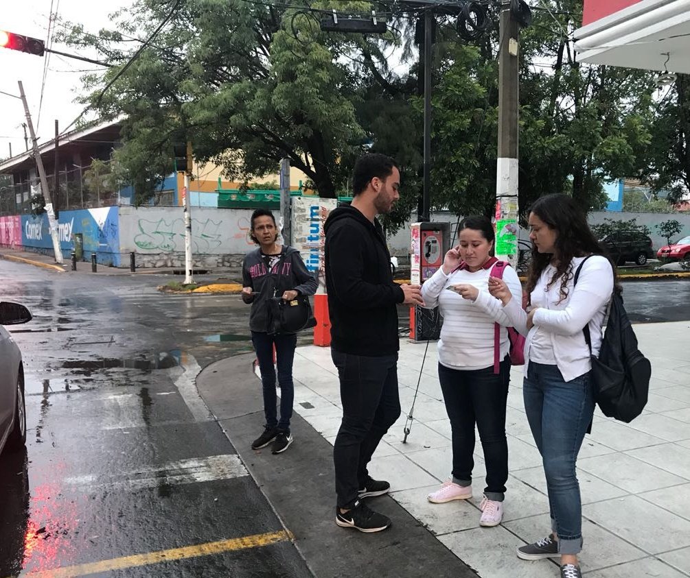 JuanCarlos_GCH's tweet photo. 7 de la mañana y ya estábamos en la colonia "La Casita", en Acueducto y Av. Jesús, para comprometernos contigo a llevar más rutas de camión y seguridad para que lo esperes sin que te asalten, para lograrlo necesitamos salir a votar este domingo 1ero de Julio #VotaPRI
@ramirohdezg https://t.co/0QBhgyYfRB